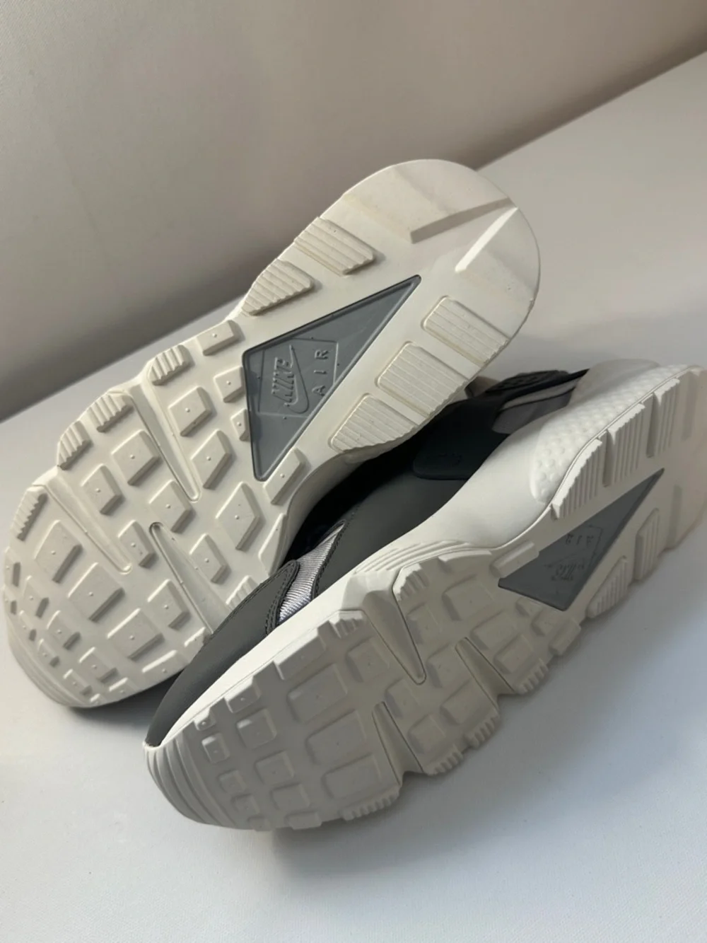 NEW - MENS - NIKE - AIR HUARACHE SNEAKER - GRAY - RETIRED